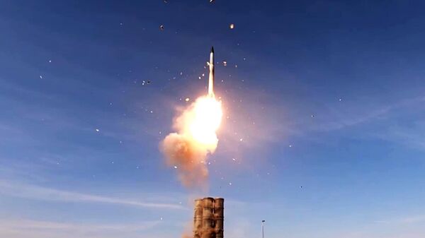 Un misil disparado desde el sistema de misiles tierra-aire S-300 de las Fuerzas Armadas rusas (archivo) - Sputnik Mundo