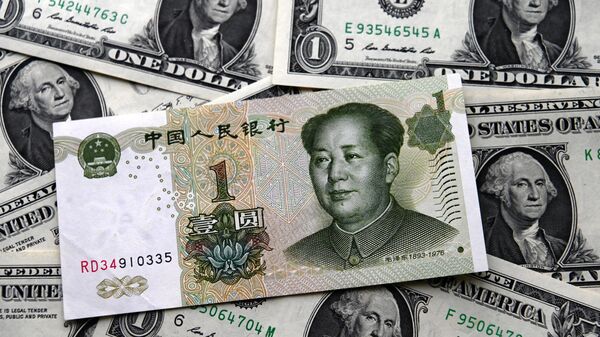 Billetes de yuanes chinos y dólares estadounidenses. - Sputnik Mundo
