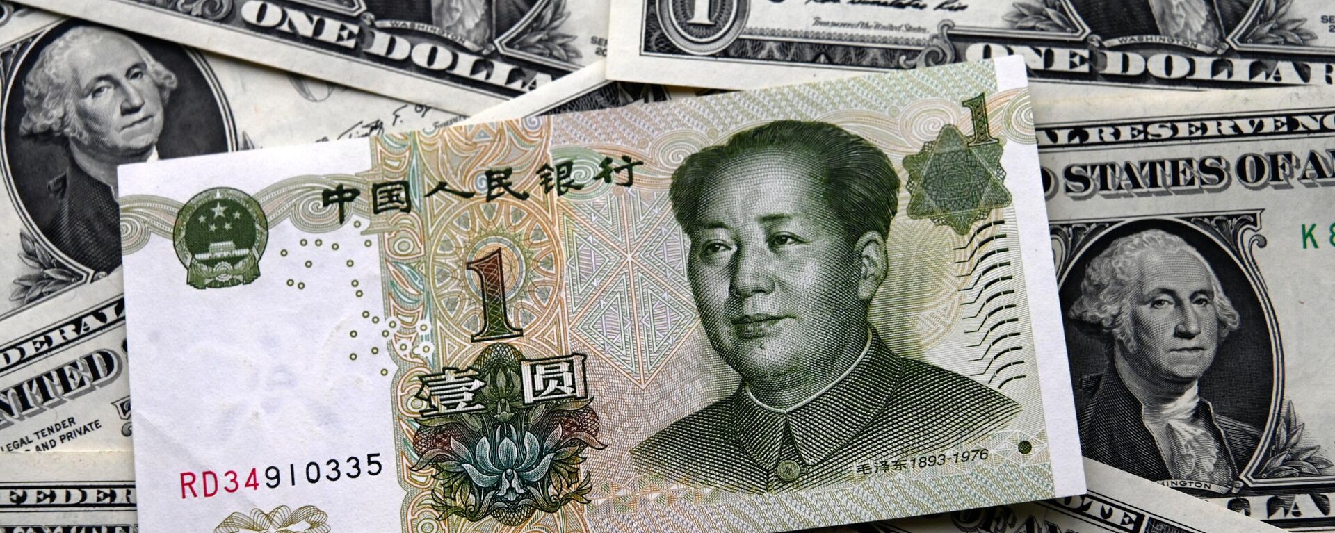 Billetes de yuanes chinos y dólares estadounidenses. - Sputnik Mundo, 1920, 27.02.2024