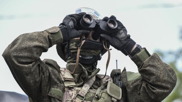Un soldado ruso vigila el espacio aéreo - Sputnik Mundo