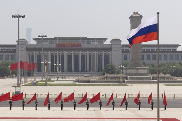 Las banderas frente al Gran Salón del Pueblo de Pekín, donde se celebraron las conversaciones entre Rusia y China. - Sputnik Mundo