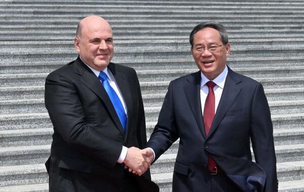El primer ministro ruso, Mijaíl Mishustin, y el primer ministro del Consejo de Estado chino, Li Qiang. - Sputnik Mundo