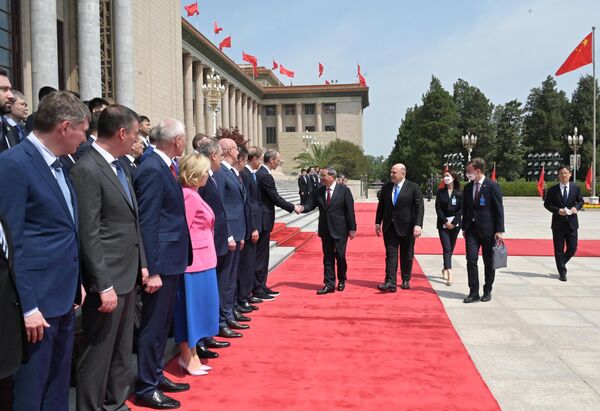 La impresionante delegación rusa que viajó a China con el premier ministro ruso al frente es una manifestación del fortalecimiento de los lazos entre Moscú y Pekín. - Sputnik Mundo