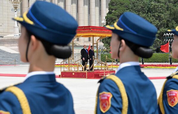 La ceremonia del encuentro oficial de Mijaíl Mishustin con Li Qiang tuvo lugar ante el Gran Salón del Pueblo, en el centro de Pekín. - Sputnik Mundo