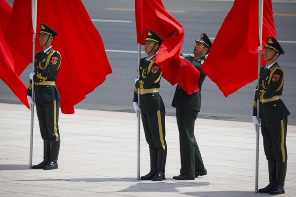 Al día siguiente, 24 de mayo, el primer ministro ruso llegó a la capital china.En la foto: la guardia de honor durante la llegada del primer ministro ruso Mijaíl Mishustin en Pekín. - Sputnik Mundo