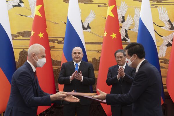 Tras las conversaciones, las delegaciones rusa y china firmaron cinco acuerdos en los ámbitos de la economía, el comercio y el deporte. - Sputnik Mundo