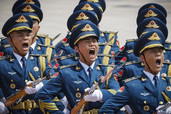 La guardia de honor durante la recepción de Mijaíl Mishustin en Pekín. - Sputnik Mundo