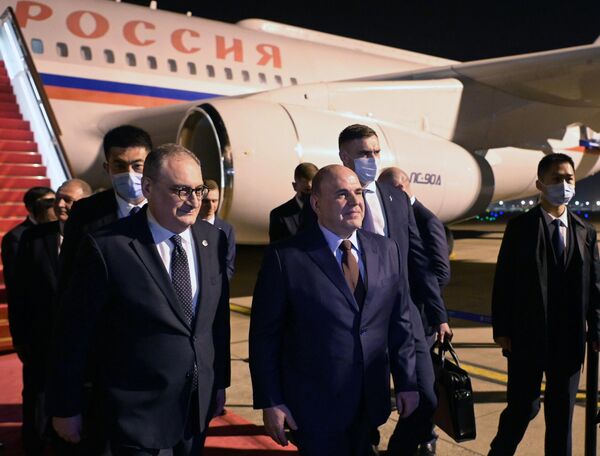 Rusia y China han respondido a las amenazas del G7, que acaba de terminar su cumbre en Japón, con un amplio programa de cooperación bilateral elaborado durante una visita oficial de dos días a China del primer ministro ruso, Mijaíl Mishustin.En la foto: el jefe del Gobierno ruso, Mijaíl Mishustin, y el embajador extraordinario y plenipotenciario de Rusia en China, Igor Morgulov (izquierda), en una ceremonia de bienvenida en el aeropuerto chino de Shanghái. - Sputnik Mundo