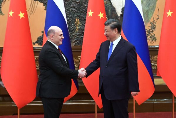 Más tarde, el primer ministro ruso, Mijaíl Mishustin, se reunió con el presidente chino, Xi Jinping, en el Gran Salón del Pueblo. - Sputnik Mundo