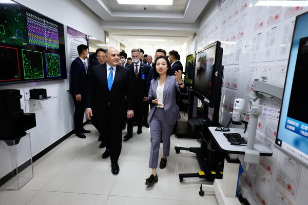 También durante la visita, el primer ministro ruso, Mijaíl Mishustin, visitó una de las mayores universidades chinas, la Universidad de Tsinghua, donde familiarizó con el trabajo de sus laboratorios y se reunió con estudiantes y posgraduados rusos que estudian allí. - Sputnik Mundo