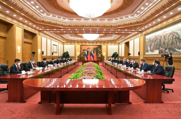 Durante la reunión, el primer ministro ruso afirmó que Moscú y Pekín están unidas por &quot;lazos históricos de buena vecindad, asociación y cooperación&quot; y transmitió los saludos del presidente ruso, Vladímir Putin, al dirigente chino. - Sputnik Mundo