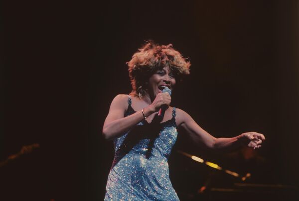 A pesar de anunciar el final de su carrera, la cantante realizó su 11 gira de conciertos en 2008-2009, conmemorando su 50 aniversario sobre los escenarios.En la foto: Tina Turner durante un concierto en el Palacio Estatal del Kremlin de Moscú, 1996. - Sputnik Mundo