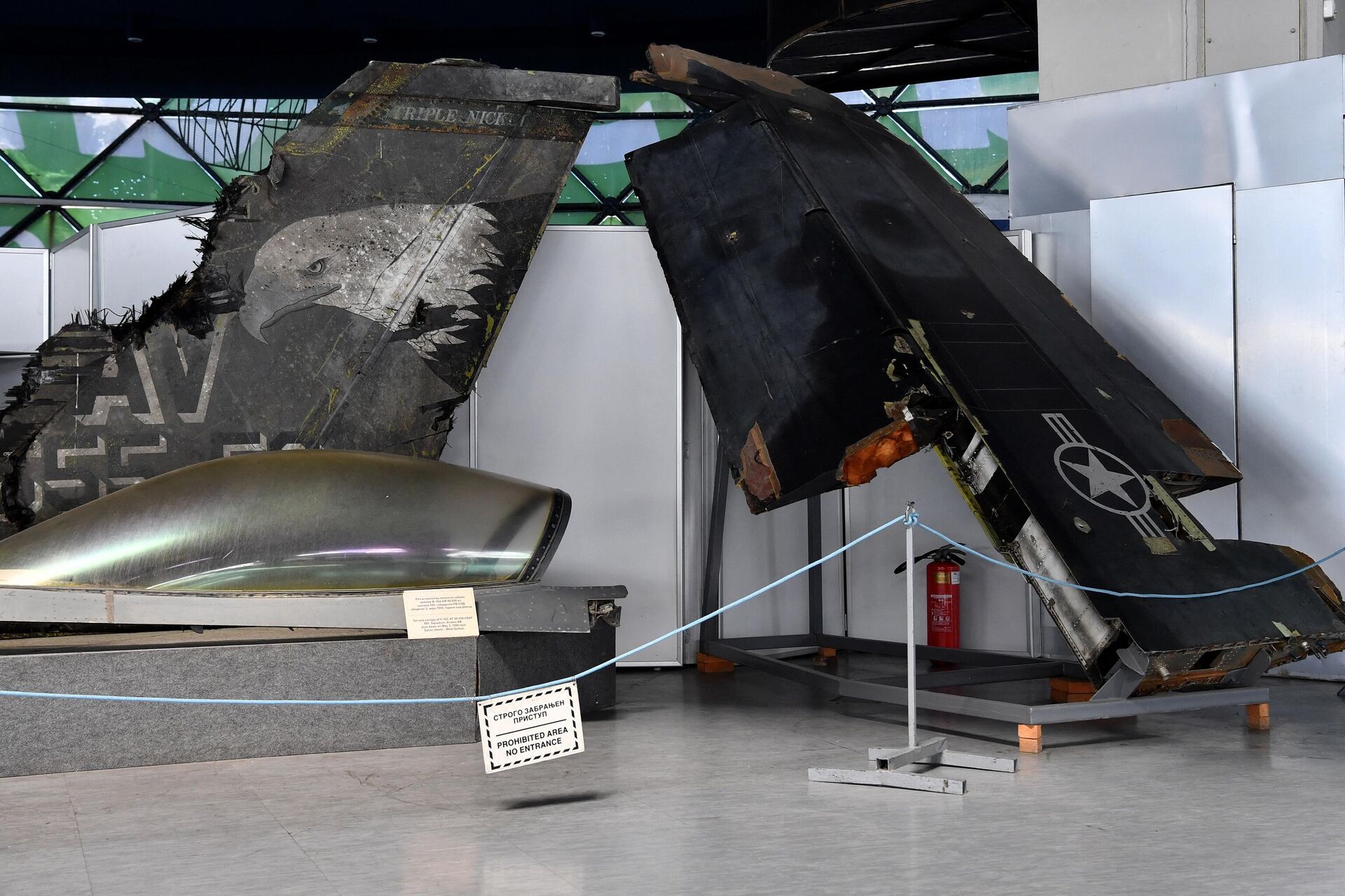 Los restos de F-16 y F-117, derribados durante el ataque aéreo de la OTAN sobre Serbia en 1999, presentados en el Museo de la Aviación de Belgrado. - Sputnik Mundo, 1920, 25.05.2023