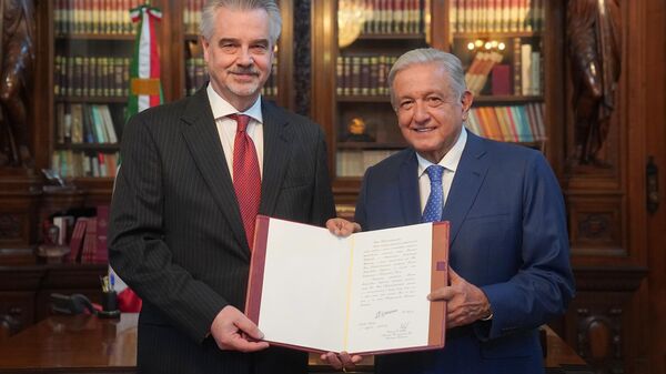 Andrés Manuel López Obrador y Nikolái Sofinski - Sputnik Mundo