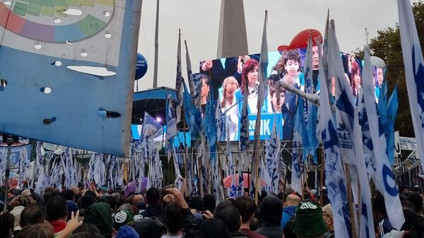 Liderada por Cristina Fernández, una multitud celebró los 20 años de kirchnerismo en Argentina - Sputnik Mundo
