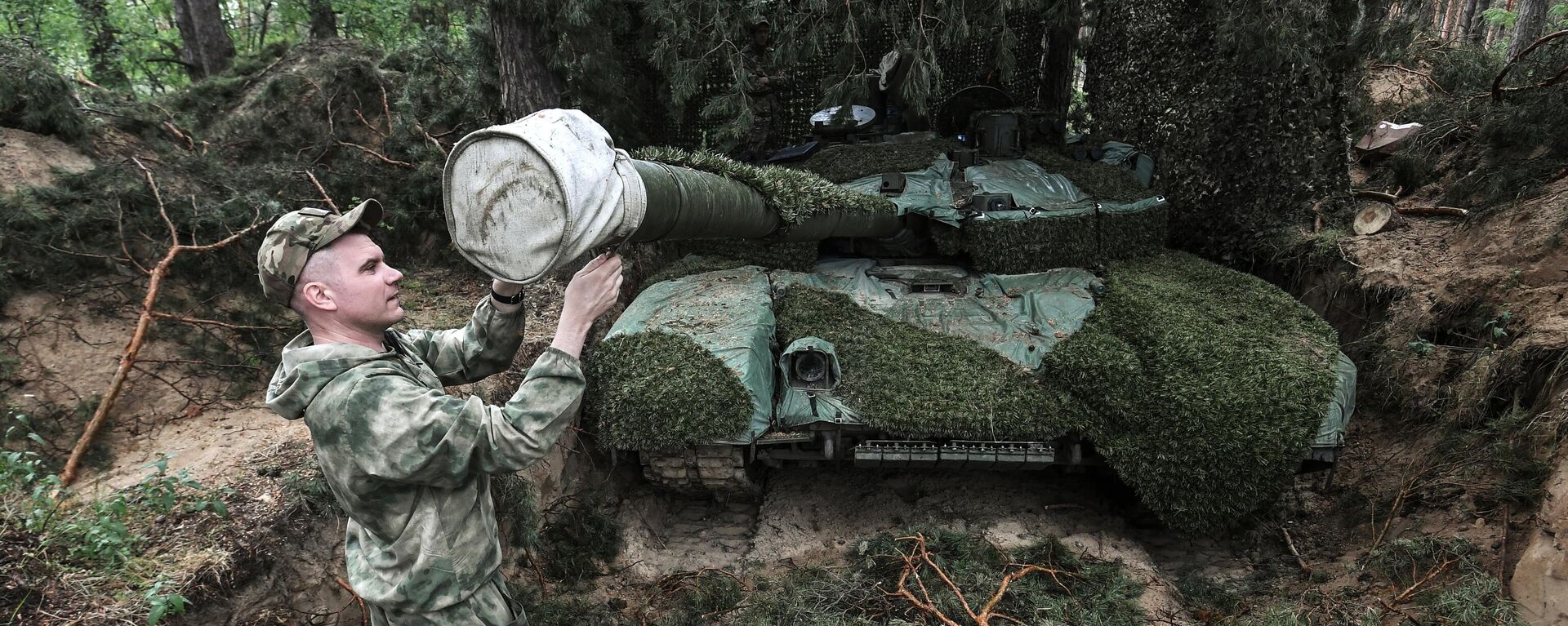 Un miembro de la tripulación de un tanque inspecciona un tanque T-90 Proriv que acaba de llegar a la unidad, en el sector sur de una operación militar especial. - Sputnik Mundo, 1920, 26.05.2023
