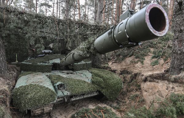 Los tanques rusos T-90M Proriv luchan contra los últimos vehículos de fabricación occidental en la zona de la operación militar especial. Las tripulaciones de las máquinas rusas han recibido recientemente otro lote de estos carros de combate y, tras someterse a un rápido entrenamiento, están listas para destruir posiciones ucranianas. - Sputnik Mundo