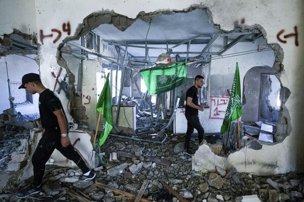 Palestinos inspeccionan una casa destruida por el Ejército israelí en el pueblo cisjordano de Naalin que pertenecía a un militante de Hamás. - Sputnik Mundo