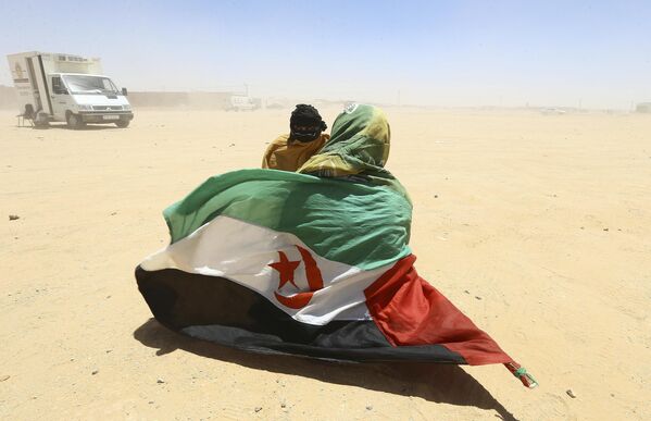 Refugiados saharauis celebran el 50 aniversario de la creación del Frente Polisario en el campamento de Aoussered (Argelia). - Sputnik Mundo