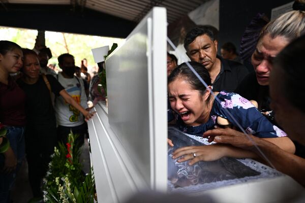 Mandy, de 14 años, en el funeral de su madre, Leslie Ferman Murcia, de 34 años, fue víctima de un atropello en el estadio Cuscatlán de San Salvador, antes de un partido de fútbol entre Alianza y FAS en el que murieron 12 personas. - Sputnik Mundo