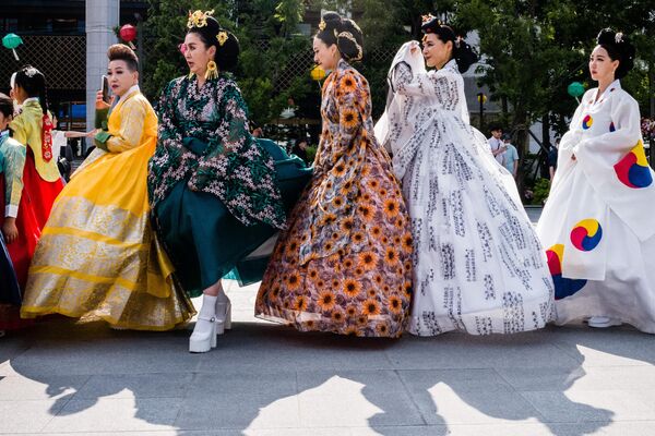 Mujeres visten la ropa tradicional Hanbok mientras asisten a un festival cultural en Seúl, Corea del Sur. - Sputnik Mundo