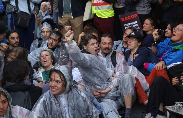 Manifestantes contra el cambio climático se enfrentaron a la Policía en las afueras de París, donde se celebraba la asamblea general anual de TotalEnergies, la mayor empresa francesa de petróleo y gas, y la Policía empleó gases lacrimógenos. - Sputnik Mundo