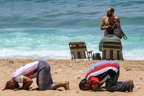 Musulmanes rezan en la playa de la ciudad de Sidón, en el sur del Líbano. - Sputnik Mundo