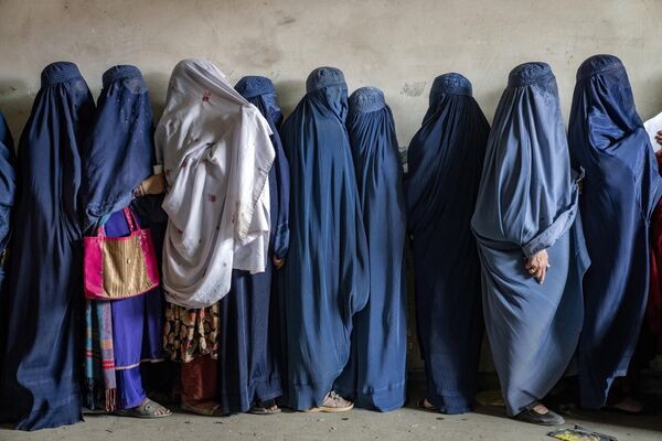 Mujeres hacen fila para recibir comida gratis en Kabul, Afganistán. - Sputnik Mundo