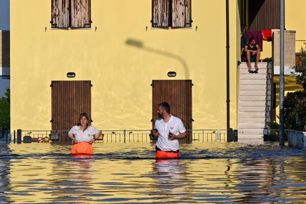 Socorristas patrullan las calles de Conselice tras las inundaciones en la región italiana de Emilia-Romaña, donde se registró la muerte de unas 20 personas y obligó a más de 50.000 a abandonar sus hogares. - Sputnik Mundo