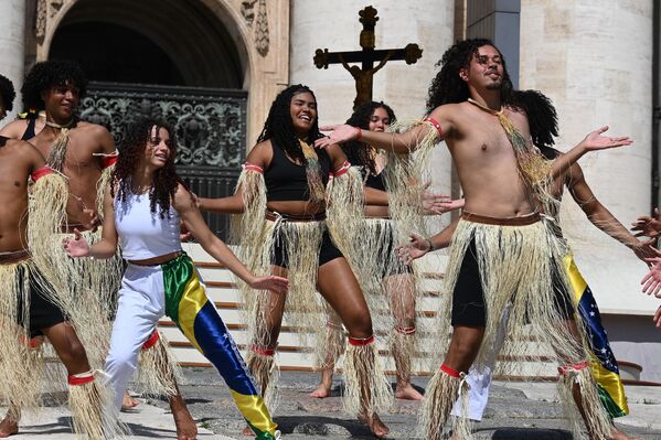 Bailarines brasileños de capoeira tras la audiencia semanal del papa Francisco en la Plaza de San Pedro en el Vaticano. - Sputnik Mundo