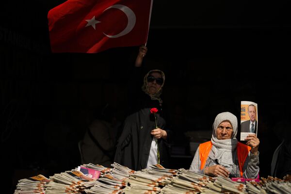 Partidarios del candidato presidencial y actual presidente de Turquía, Recep Tayyip Erdogan, reparten material publicitario a los transeúntes en Estambul. - Sputnik Mundo