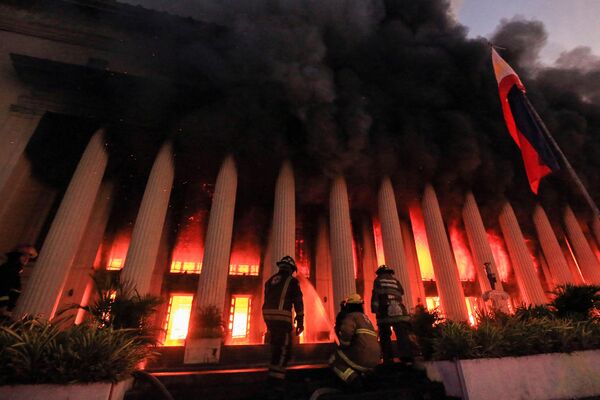 Extinción de un incendio en el histórico edificio de la Oficina Central de Correos de Manila, Filipinas. - Sputnik Mundo