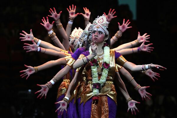 Bailarines en un acto cultural de la comunidad india en Sídney previo a la visita del primer ministro indio, Narendra Modi, a Australia. - Sputnik Mundo