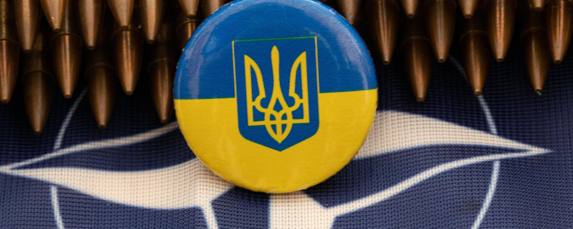 Las banderas de Ucrania y la OTAN cerca de municiones - Sputnik Mundo, 1920, 25.06.2023