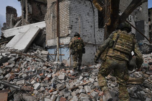 Dos combatientes rusos tras la liberación de la ciudad de Artiómovsk (Bajmut). - Sputnik Mundo