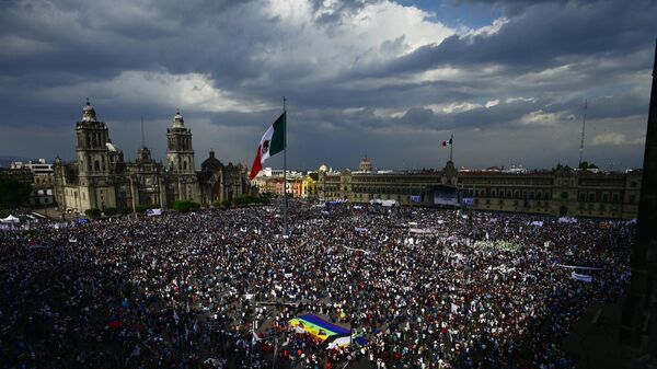 Una toma aérea del Zócalo de la Ciudad de México durante un mitin del presidente López Obrador, el 18 de marzo de 2023 - Sputnik Mundo