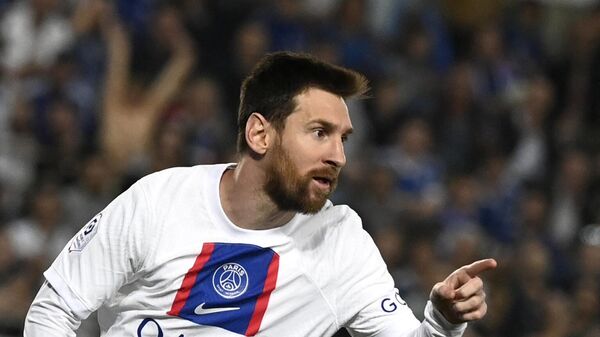 El delantero argentino del PSG Lionel Messi celebra el primer gol de su equipo durante el partido de fútbol de la L1 francesa en Estrasburgo, este de Francia, el 27 de mayo de 2023.  - Sputnik Mundo