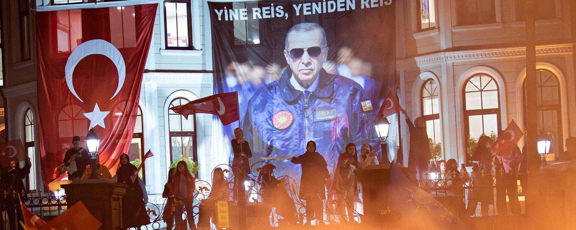 Simpatizantes del presidente turco Recep Tayyip Erdogan celebran en Estambul la reelección del mandatario - Sputnik Mundo, 1920, 28.05.2023