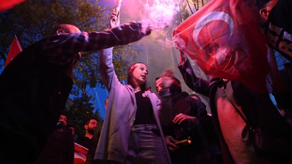 Seguidores del presidente Recep Tayyip Erdogan festejan en Estambul - Sputnik Mundo