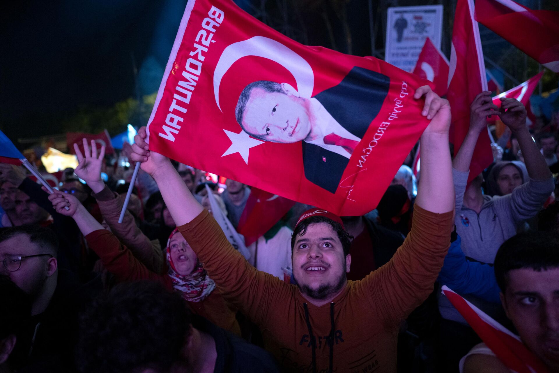 El rostro del presidente turco Recep Tayyip Erdogan en una bandera durante las celebraciones públicas por su triunfo en las elecciones presidenciales - Sputnik Mundo, 1920, 28.05.2023