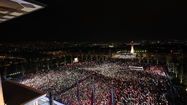 Cientos de miles de personas frente al Palacio Presidencial de Ankara para festejar el triunfo de Erdogan en la segunda vuelta de las elecciones - Sputnik Mundo
