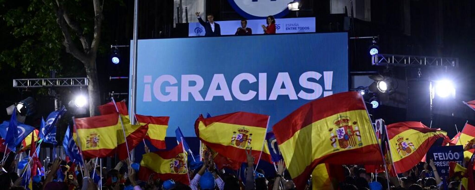 Simpatizantes del Partido Popular (PP) ondean banderas mientras se reúnen para celebrar el resultado de las urnas frente a la sede del partido en Madrid el 28 de mayo de 2023 tras las elecciones locales y regionales celebradas en España.  - Sputnik Mundo, 1920, 29.05.2023
