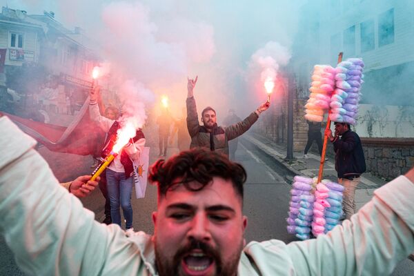 Partidarios del presidente Recep Tayyip Erdogan encienden bengalas mientras celebran la victoria en Estambul el día de la segunda vuelta de las presidenciales. - Sputnik Mundo