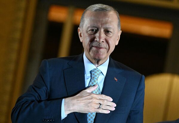 El actual presidente de Estado turco, Recep Tayyip Erdogan, agradeció a los votantes por la &quot;fiesta de la democracia que dieron&quot; y cantó su canción favorita, utilizada en su campaña electoral. - Sputnik Mundo