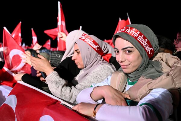 Las calles de las ciudades turcas se llenaron de gente con banderas rojas y multitudes de miles de personas esperando a que Erdogan hablara en la plaza frente al palacio presidencial de la capital de Turquía, Ankara. - Sputnik Mundo