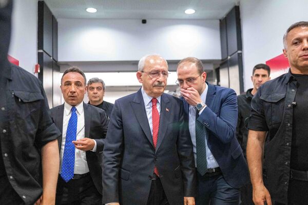 El líder de la oposición turca, Kemal Kilicdaroglu (en el centro de la imagen), expresó su tristeza por el futuro del país y calificó de injustas las elecciones turcas. - Sputnik Mundo