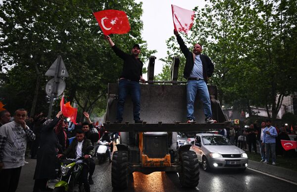 La diferencia entre los dos candidatos fue de más de dos millones de votos. En la foto: seguidores de Erdogan frente a la oficina del partido gobernante AK en Estambul. - Sputnik Mundo