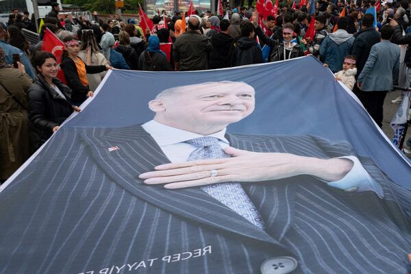 Partidarios de Recep Tayyip Erdogan durante la segunda vuelta electoral en Estambul. - Sputnik Mundo