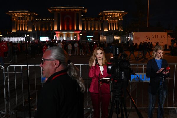 Varios periodistas ante el palacio presidencial de Ankara tras la segunda vuelta de la votación presidencial. - Sputnik Mundo