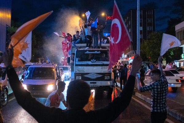 La victoria de Erdogan en las actuales elecciones es la tercera consecutiva. Fue elegido presidente por primera vez en 2014 y antes, desde 2003, dirigió el Gobierno turco. Este éxito tiene mucho que ver con la personalidad y la carisma oratoria de Recep Tayyip Erdogan, afirman los expertos.En la foto: seguidores de Erdogan en la ciudad de Kahramanmaras, afectada por el terremoto. - Sputnik Mundo